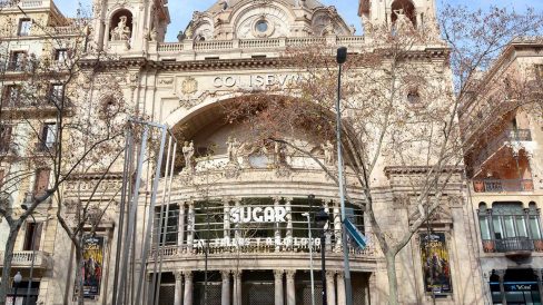 Barcelona.- Cine Teatre Coliseum inaugurat l'any 1923 d'estil monumentalista. La façana té un atri amb columnes que sustenten un gran arc triumfal (1/2015)