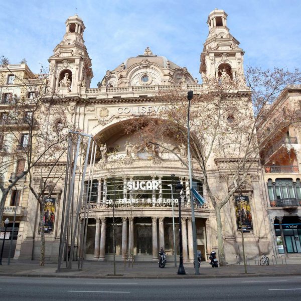 Barcelona.- Cine Teatre Coliseum inaugurat l'any 1923 d'estil monumentalista. La façana té un atri amb columnes que sustenten un gran arc triumfal (1/2015)