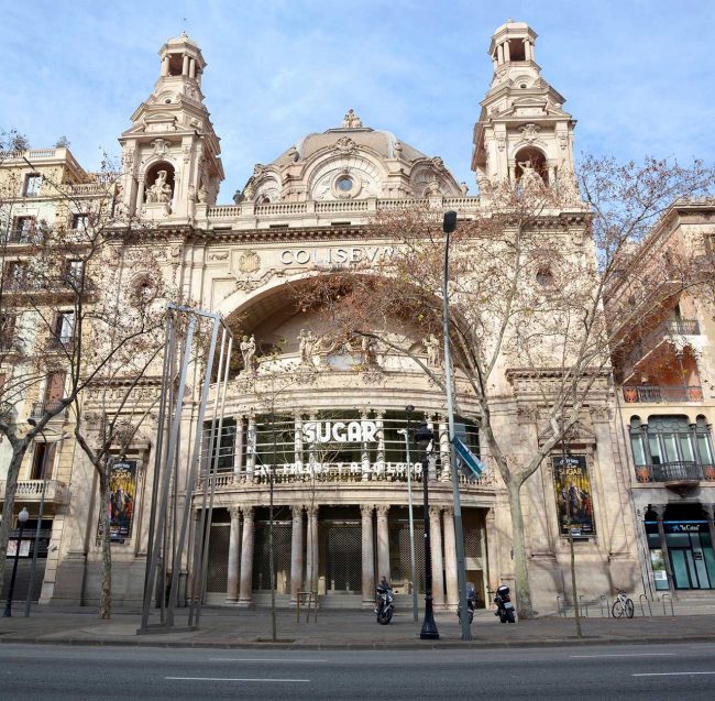 Barcelona.- Cine Teatre Coliseum inaugurat l'any 1923 d'estil monumentalista. La façana té un atri amb columnes que sustenten un gran arc triumfal (1/2015)