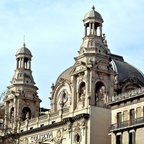 Barcelona.- Cine Teatre Coliseum inaugurat l'any 1923 d'estil monumentalista. L'edifici està coronat per dues torres laterals i una gran cúpula (1/2015)