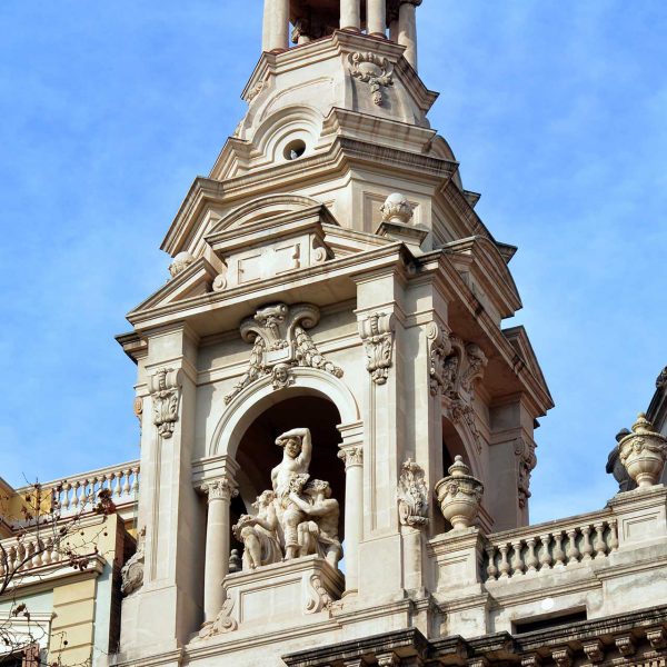 Barcelona.- Cine Teatre Coliseum inaugurat l'any 1923 d'estil monumentalista. Vista d'una de les torres laterals profusament decorada amb escultures (1/2015)