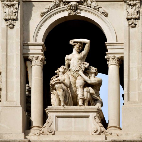 Barcelona.- Cine Teatre Coliseum inaugurat l'any 1923 d'estil monumentalista. Vista d'una de les torres laterals profusament decorada amb escultures (1/2015)