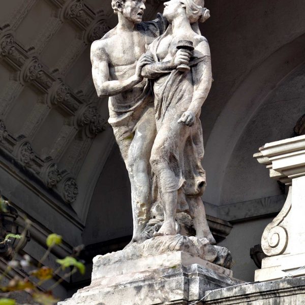 Barcelona.- Cine Teatre Coliseum inaugurat l'any 1923 d'estil monumentalista. Vista d'una de les escultures emmarcades per l'arc triumfal (1/2015)