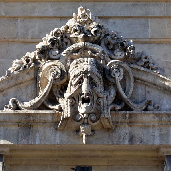 Barcelona.- Cine Teatre Coliseum inaugurat l'any 1923 d'estil monumentalista. Detall del frontó que decora el marc de la cartellera (2/2015)