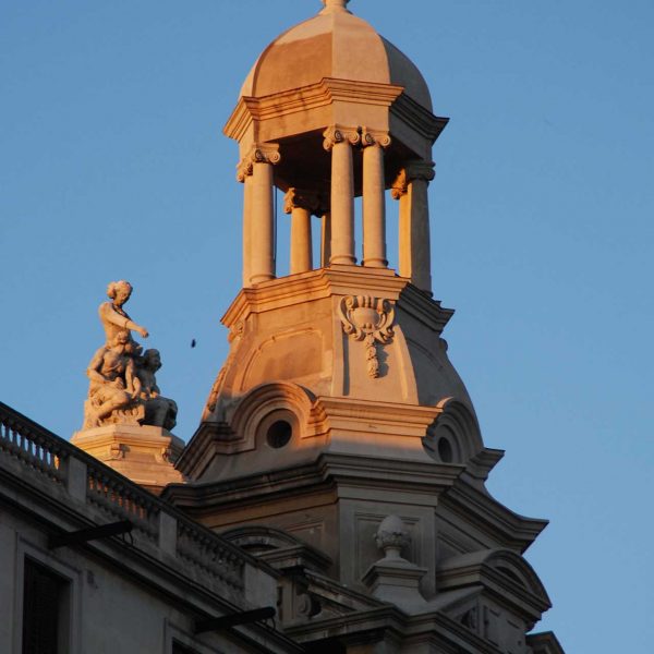Barcelona.- Cine Teatre Coliseum inaugurat l'any 1923 d'estil monumentalista. Vista d'una de les torres i cúpula lateral (1/2007)