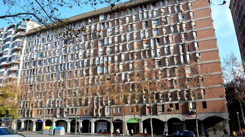 Barcelona.-Habitatges de 54 Mts2. de l'Av. Meridiana 312 (1960/1964) d'O. Bohigas, J.M.Martorell i D. Mackay. Els diedres allunyen la monotonia d'aquests tipus d'habitatges (1/2015)