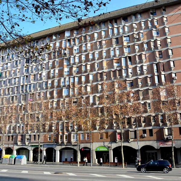 Barcelona.-Habitatges de 54 Mts2. de l'Av. Meridiana 312 (1960/1964) d'O. Bohigas, J.M.Martorell i D. Mackay. Els diedres allunyen la monotonia d'aquests tipus d'habitatges (1/2015)