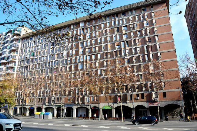 Barcelona.-Habitatges de 54 Mts2. de l'Av. Meridiana 312 (1960/1964) d'O. Bohigas, J.M.Martorell i D. Mackay. Els diedres allunyen la monotonia d'aquests tipus d'habitatges (1/2015)