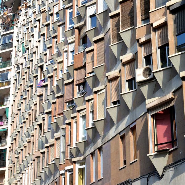 Barcelona.- Habitatges de 54 Mts2. de l'Av. Meridiana, 312 (1960/1964) d'O. Bohigas, J.M.Martorell i D. Mackay. Els diedres allunyen la monotonia d'aquests tipus d'habitatges (1/2015)