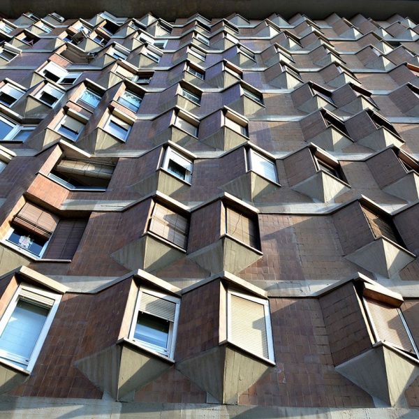 Barcelona.- Habitatges de 54 Mts2. de l'Av. Meridiana, 312 (1960/1964) d'O. Bohigas, J.M.Martorell i D. Mackay. Els diedres allunyen la monotonia d'aquests tipus d'habitatges (1/2015)