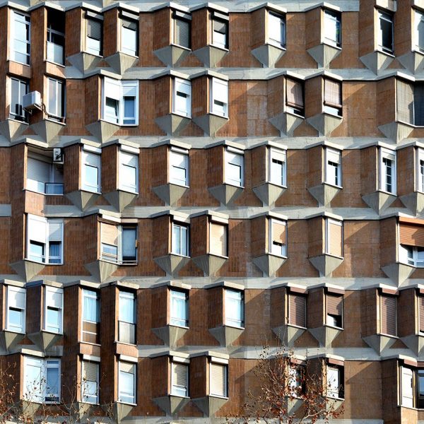 Barcelona.- Habitatges de 54 Mts2. de l'Av. Meridiana, 312 (1960/1964) d'O. Bohigas, J.M.Martorell i D. Mackay. Els diedres allunyen la monotonia d'aquests tipus d'habitatges (1/2015)