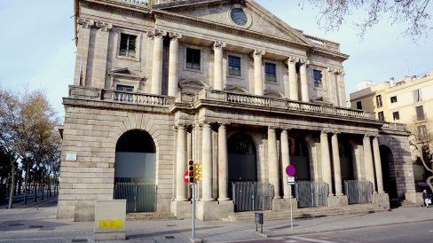 Barcelona.- La Llotja, edifici exteriorment neoclàssic del S. XVIII envolta la gran sala gòtica de tres naus acabadal'any 1392 obra de Pere d'Arvei (3/2018)