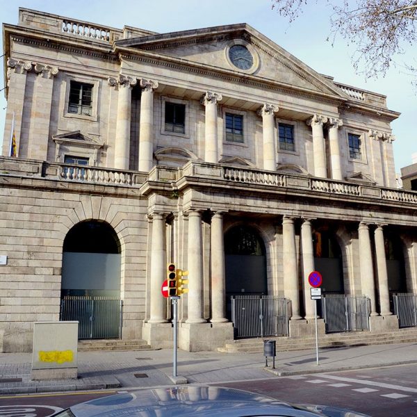 Barcelona.- La Llotja, edifici exteriorment neoclàssic del S. XVIII envolta la gran sala gòtica de tres naus acabadal'any 1392 obra de Pere d'Arvei (3/2018)