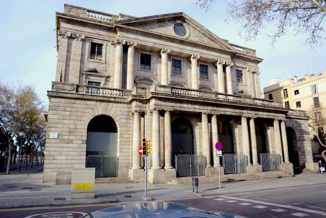 Barcelona.- La Llotja, edifici exteriorment neoclàssic del S. XVIII envolta la gran sala gòtica de tres naus acabadal'any 1392 obra de Pere d'Arvei (3/2018)
