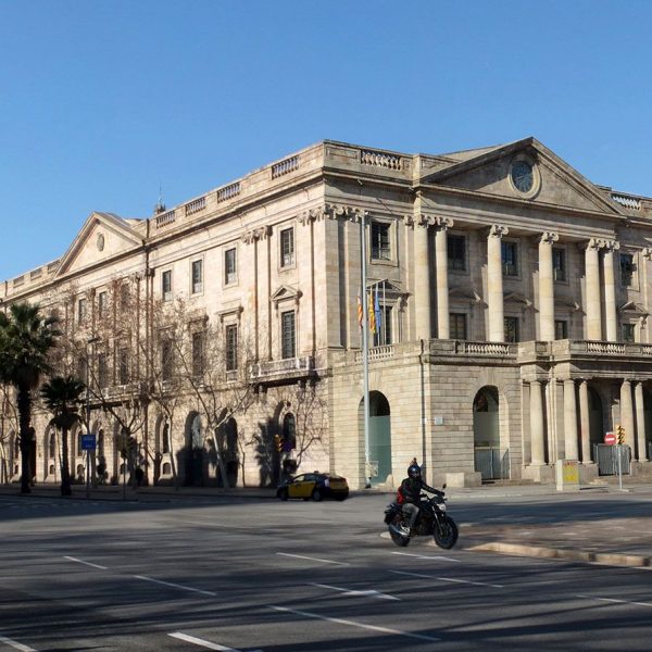 Barcelona.- La Llotja, edifici exteriorment neoclàssic del S. XVIII envolta la gran sala gòtica de tres naus acabadal'any 1392 obra de Pere d'Arvei (3/2018)
