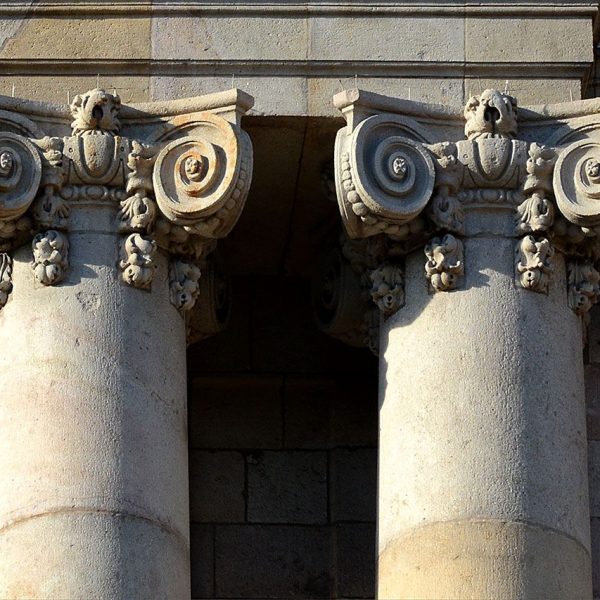 Barcelona.- La Llotja, edifici exteriorment neoclàssic del S. XVIII envolta la gran sala gòtica de tres naus acabadal'any 1392 obra de Pere d'Arvei (3/2018)