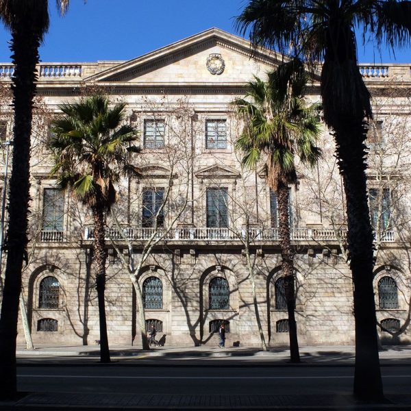 Barcelona.- La Llotja, edifici exteriorment neoclàssic del S. XVIII envolta la gran sala gòtica de tres naus acabada l'any 1392 obra de Pere d'Arvei (2/2018)