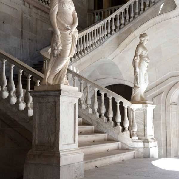 Barcelona.- La Llotja - Escalinata neoclàssica amb les al·legories al Comerç i de l'Industria (4/2017)