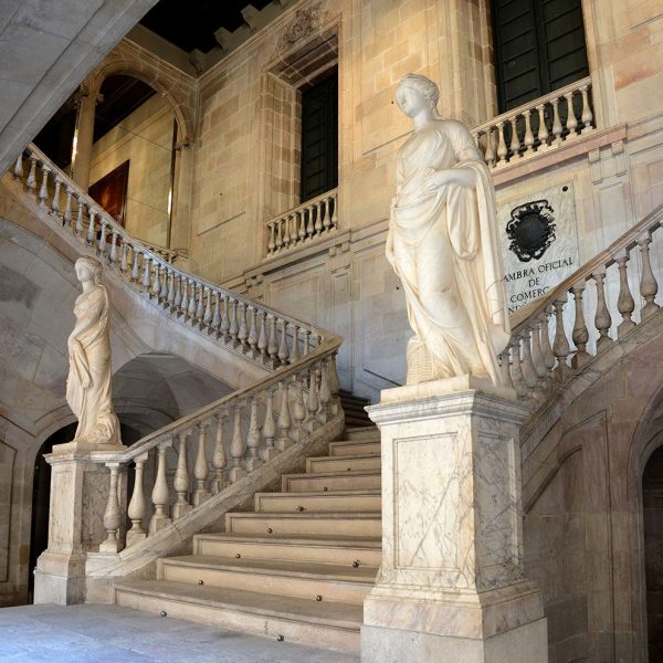 Barcelona.- La Llotja - Doble escalinata neoclàssica amb les al·legories al Comerç i de l'Industria (4/2017)