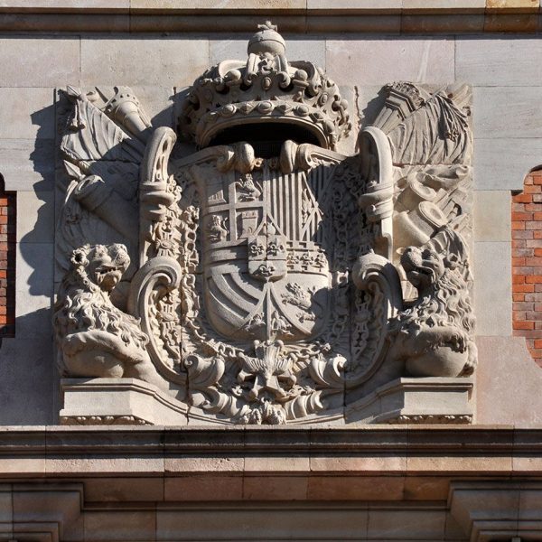 Barcelona.- Parlament de Catalunya. d'estil classicista francès fou construït entre 1716/1748 - Escut de Catalunya de la façana principal (1/2010)