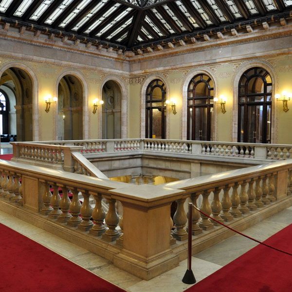 Barcelona.- Parlament de Catalunya. Escala noble construïda per Pere Falqués amb motiu de l'Exposició Universal de Barcelona de 1888 (1/2010)
