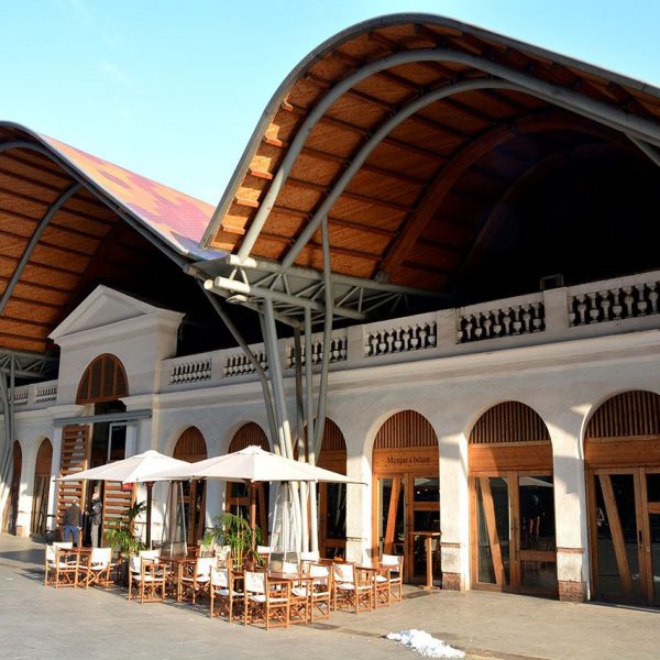 Barcelona.-Mercat de Santa Caterina, remodelat el 2005. L'anterior d'estil neoclàssic del 1837 se li va afegir aquesta teulada de línies ondulants de 4.200 Mts.2 (2/2015)