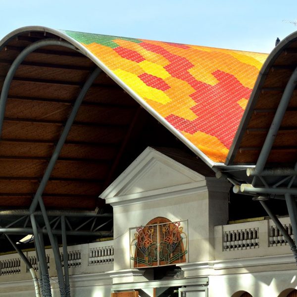 Barcelona.-Mercat de Santa Caterina, remodelat el 2005. L'anterior d'estil neoclàssic del 1837 se li va afegir aquesta teulada de línies ondulants de 4.200 Mts.2 (11/2014)