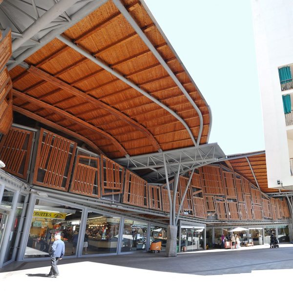 Barcelona.-Mercat de Santa Caterina, remodelat el 2005. L'anterior d'estil neoclàssic del 1837 se li va afegir aquesta teulada de línies ondulants de 4.200 Mts.2 (5/2014)