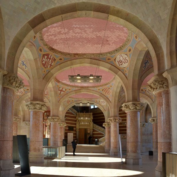 Barcelona.-Hospital de la Sta. Creu i S. Pau, construït per Lluis Domènch i Montaner i pel seu fill Domènech Roura - Vestíbul d'entrada (12/2014)