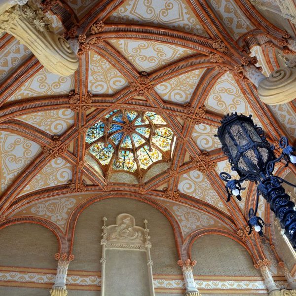 Barcelona.-Hospital de la Sta. Creu i S. Pau, construït per Lluis Domènch i Montaner i pel seu fill Domènech Roura - Vestíbul d'entrada (12/2014)