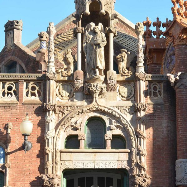 Barcelona.-Hospital de la Sta. Creu i S. Pau, construït per Lluis Domènch i Montaner i pel seu fill Domènech Roura - Pavelló de Sant Rafael (12/2014)