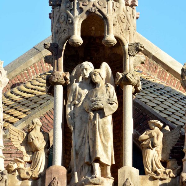 Barcelona.-Hospital de la Sta. Creu i S. Pau, construït per Lluis Domènch i Montaner i pel seu fill Domènech Roura - Pavelló i estàtua de S. Rafael (12/2014)