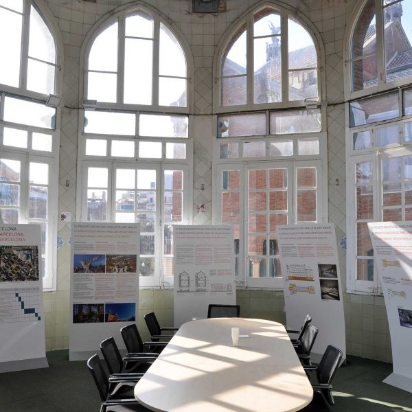 Barcelona.- Hospital de la Sta. Creu i S. Pau, construït per Lluis Domènch i Montaner i pel seu fill Domènech Roura - Pavelló de Sant Rafael (1/2012)