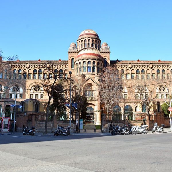 Barcelona.-Hospital de la Sta. Creu i S. Pau, construït per Lluis Domènch i Montaner i pel seu fill Domènech Roura - Casa de Convalescència (3/2015)