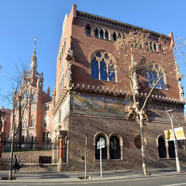 Barcelona.-Hospital de la Sta. Creu i S. Pau, construït per Lluis Domènch i Montaner i pel seu fill Domènech Roura - Pavelló d'Administració (1/2015)