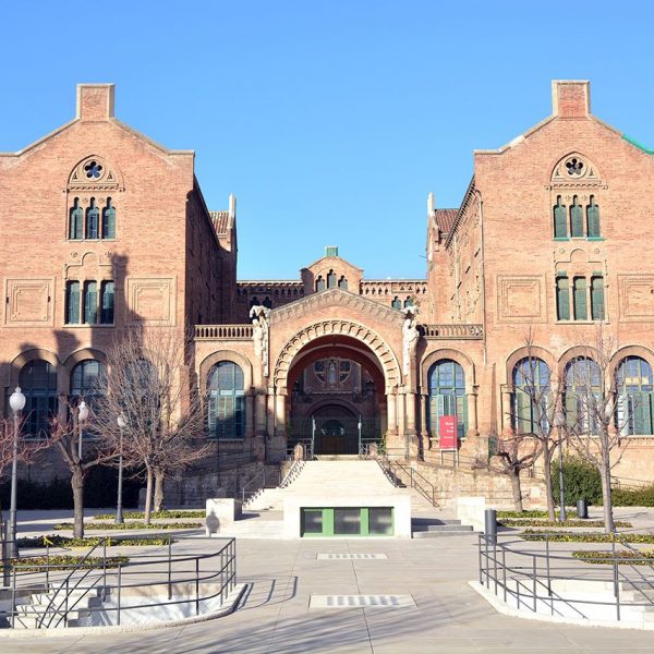 Barcelona.-Hospital de la Sta. Creu i S. Pau, construït per Lluis Domènch i Montaner i pel seu fill Domènech Roura - Pavelló del Convent (1/2015)