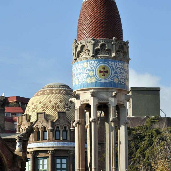 Barcelona.-Hospital de la Sta. Creu i S. Pau, construït per Lluis Domènch i Montaner i pel seu fill Domènech Roura - Pavelló Ntra. Sra. de la Mercè (1/2012)