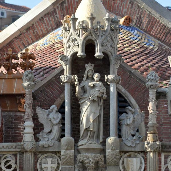 Barcelona.-Hospital de la Sta. Creu i S. Pau, construït per Lluis Domènch i Montaner i pel seu fill Domènech Roura - Pavelló Ntra. Sra. de la Mercè (1/2012)