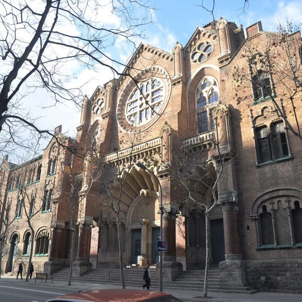 Barcelona.- Hospital de la Sta. Creu i S. Pau, construït per Lluis Domènch i Montaner i pel seu fill Domènech Roura - Església (1/2012)