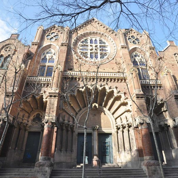 Barcelona.- Hospital de la Sta. Creu i S. Pau, construït per Lluis Domènch i Montaner i pel seu fill Domènech Roura - Església (1/2012)