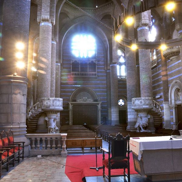 Barcelona.- Hospital de la Sta. Creu i S. Pau, construït per Lluis Domènch i Montaner i pel seu fill Domènech Roura - Església (1/2012)