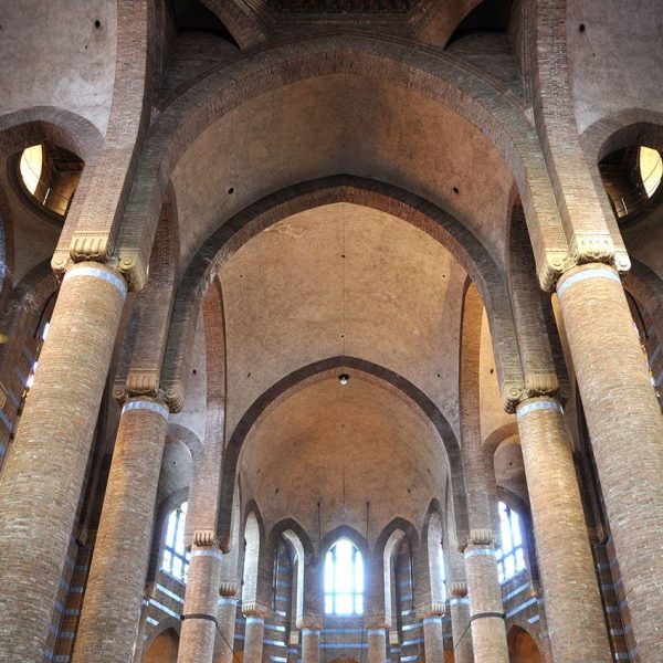 Barcelona.- Hospital de la Sta. Creu i S. Pau, construït per Lluis Domènch i Montaner i pel seu fill Domènech Roura - Església (1/2012)
