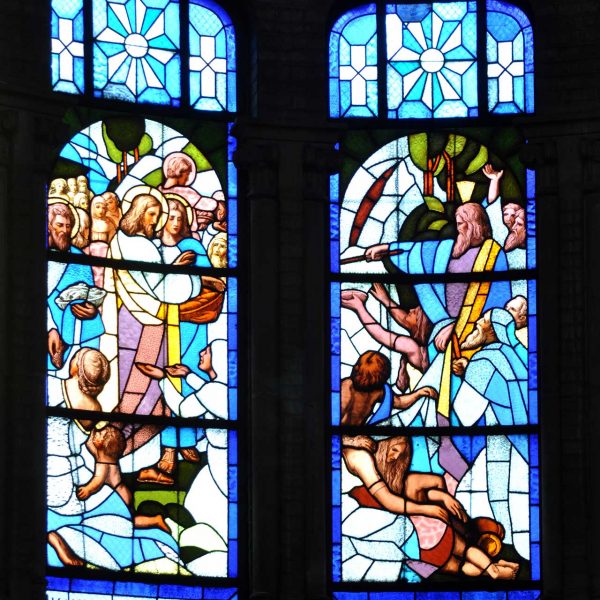 Barcelona.- Hospital de la Sta. Creu i S. Pau, construït per Lluis Domènch i Montaner i pel seu fill Domènech Roura - Vitralls de l'absis (1/2012)