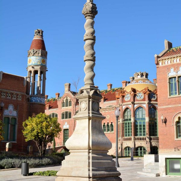 Barcelona.- Hospital de la Santa Creu i Sant Pau. Reproducció de la creu del pati de l'antic Hospital (12/2014)