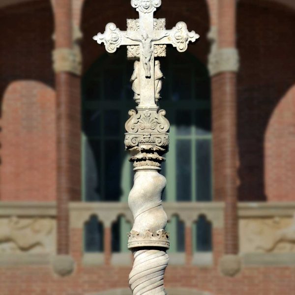 Barcelona.- Hospital de la Santa Creu i Sant Pau. Reproducció de la creu del pati de l'antic Hospital (12/2014)
