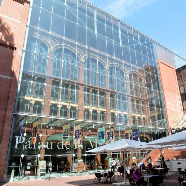 Barcelona.- Palau de la Música Catalana, edificat entre 1905 i 1908. Façana principal amb una pantalla de vidre del 1983 d'Oscar Tusquets (5/2015)