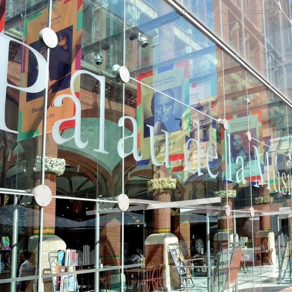 Barcelona.- Palau de la Música Catalana, edificat entre 1905 i 1908. Façana principal amb una pantalla de vidre del 1983 d'Oscar Tusquets (5/2015)