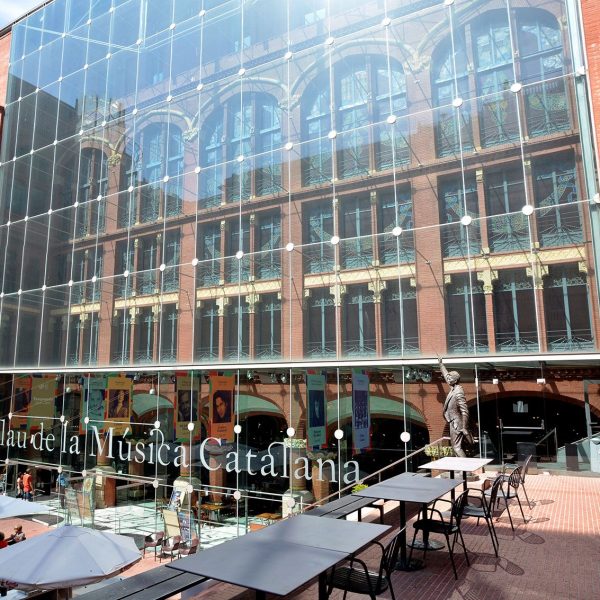 Barcelona.- Palau de la Música Catalana, edificat entre 1905 i 1908. Façana principal amb una pantalla de vidre del 1983 d'Oscar Tusquets (5/2015)