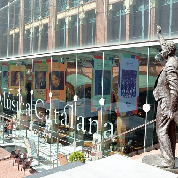 Barcelona.- Palau de la Música Catalana, edificat entre 1905 i 1908. Façana principal amb l'estàtua de LLuís Millet, fundador de l'Orfeó (5/2015)