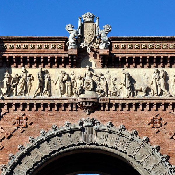 Barcelona.- Arc del Triomf d'estil neomudèjar fet de maó te a la part superior un fris del "Repart de les Recompenses " de Josep Llimona (12/2010)